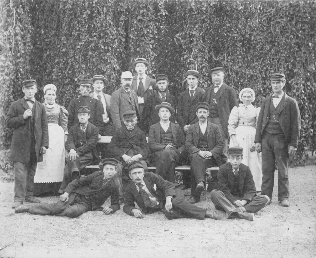 1890-1900 Groepsfoto personeel - 300 dpi