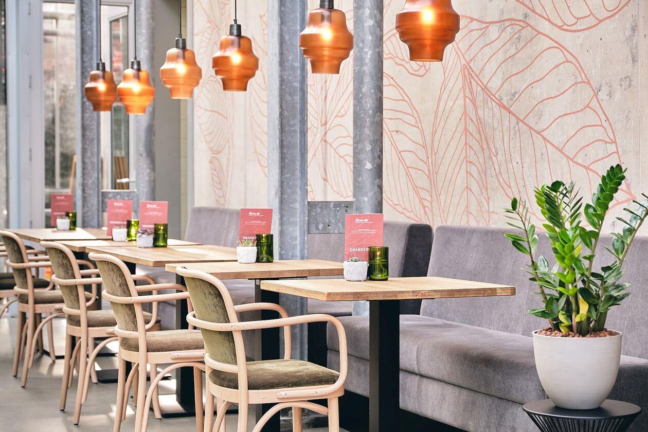 Grand Cafe Tafels en stoelen (credit Rogier Reniers)