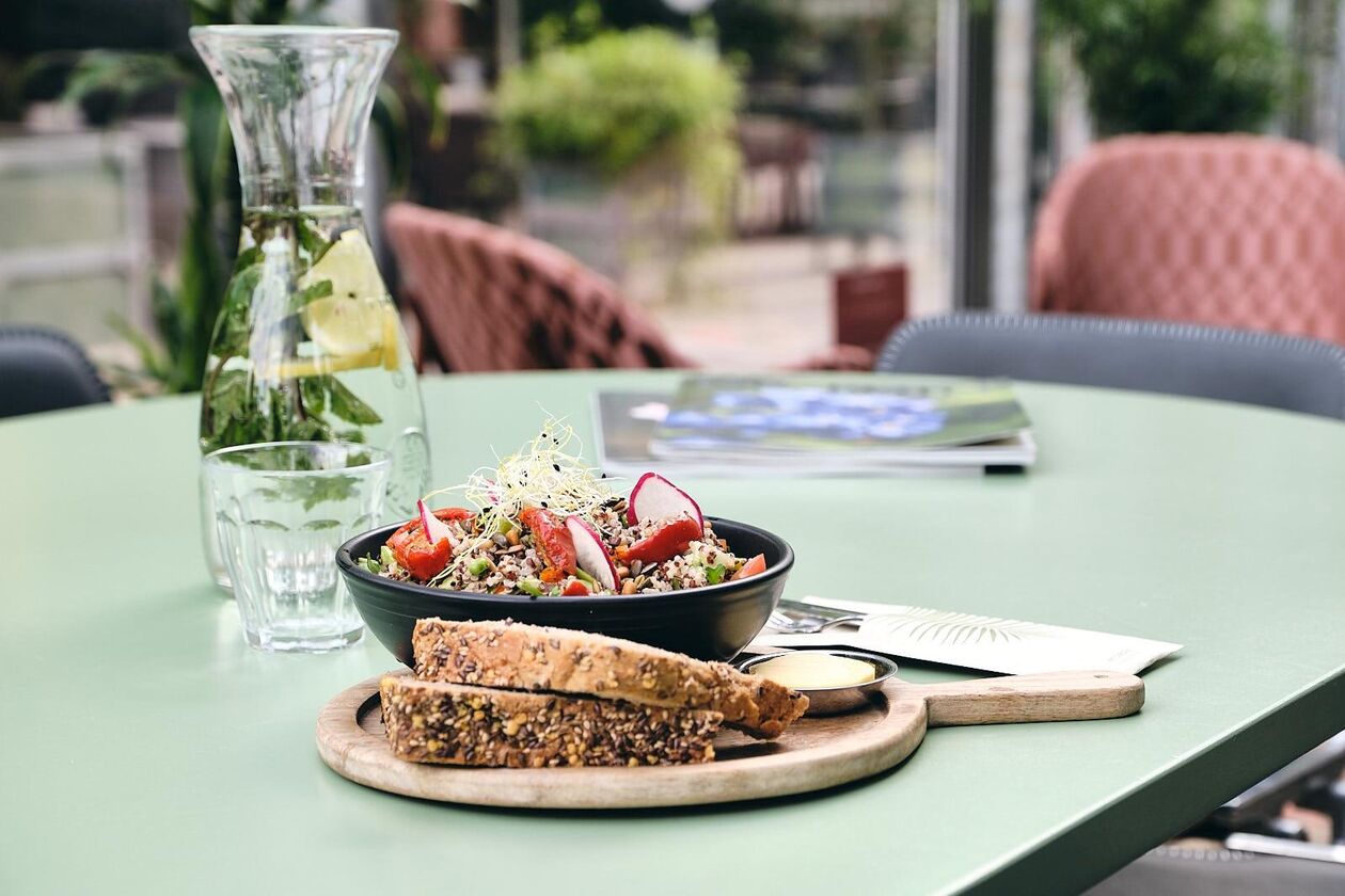 Grand Cafe Terras Salade met brood Liggend (credit Rogier Reniers)