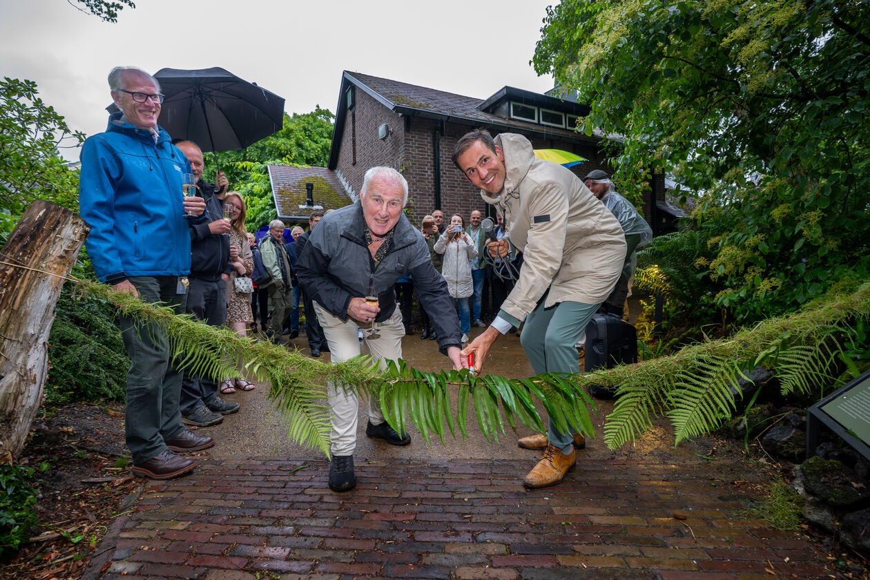 Harry Roskam en Tom Schreuder knippen varenlint door