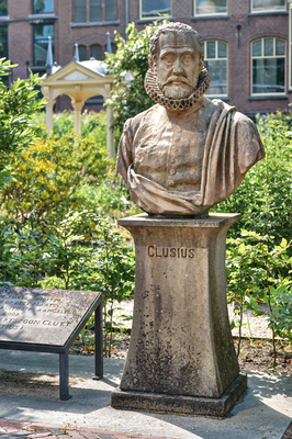 PERSFOTO Hortus botanicus Leiden 'Tijdreizen met Clusius' _ Borstbeeld Clusius (staand) _ (foto Ralph Reniers)
