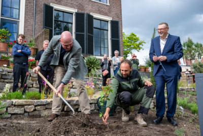 PERSFOTO Opening Mediterrane tuin Hortus botanicus Leiden _ André Kuipers plant de vijg, naast Rogier van Vugt en Paul Kessler _ foto Monique Shaw